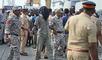 கடற்படையால் கைது செய்யப்பட்ட 35 சோமாலிய கொள்ளையா்கள்:
மும்பை காவல்துறையிடம் ஒப்படைப்பு