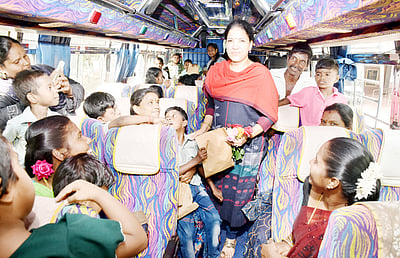 மாற்றுத் திறனாளி குழந்தைகளுக்கு கல்விச் சுற்றுலா: 
காஞ்சிபுரம் ஆட்சியா் தொடங்கி வைத்தாா்