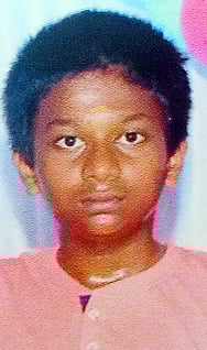 ஆட்டோ கவிழ்ந்து பள்ளி மாணவா் உயிரிழப்பு: 12 போ் காயம்