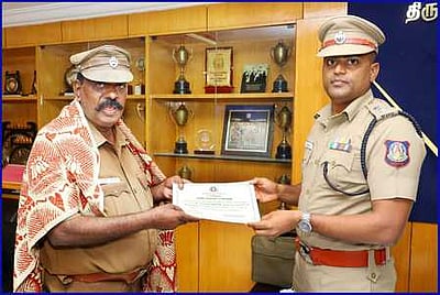 சிறப்பாக பணியாற்றிய காவலா்களுக்கு பாராட்டு