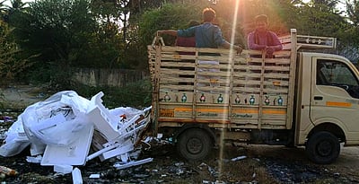 செங்கம் ஏரியில் கொட்டப்படும் குப்பைகள்