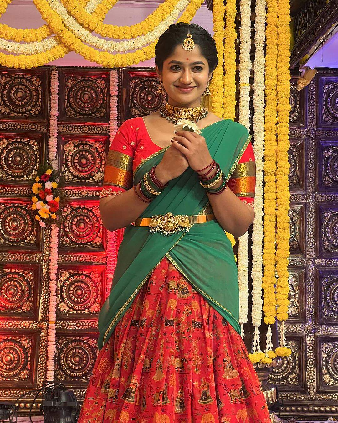 தங்கமே, நா பங்காரம்... மீனாட்சி பொண்ணு செளந்தர்யா!