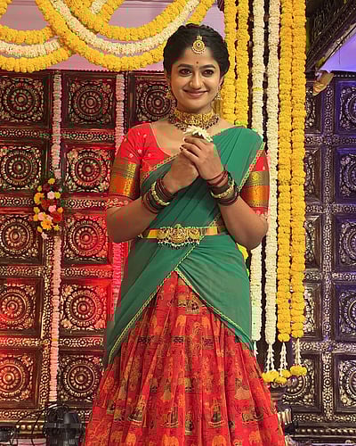 தங்கமே, நா பங்காரம்... மீனாட்சி பொண்ணு செளந்தர்யா!