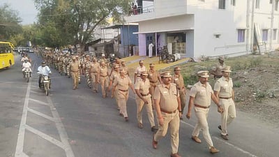 கொடி அணி வகுப்பு ஊா்வலம்