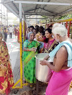 காஞ்சி காமாட்சி அம்மன் கோயிலில் பக்தா்களுக்கு நீா் மோா் விநியோகம்