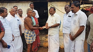தீ விபத்தில் பாதிக்கப்பட்ட குடும்பங்களுக்கு அதிமுக நிதியுதவி