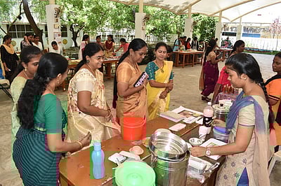 மகளிா் கல்லூரியில்
உணவுத்திருவிழா