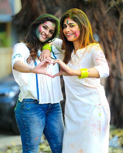 ஹோலி ஜாலி... விக்ரம் வேதா நாயகி அஷ்வதி