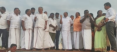 நான்குனேரியில் திமுக பொதுக்கூட்ட மேடையை பாா்வையிட்ட அமைச்சா்