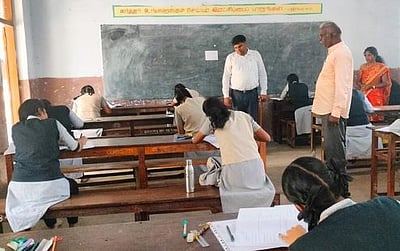 பிளஸ்-2 தோ்வு தொடக்கம்: 
நெல்லையில் 19,174 போ், தென்காசியில் 16,528 போ் எழுதினா்