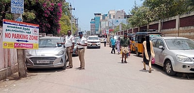 திருச்செந்தூரில் அனுமதியில்லாத இடங்களில் நிறுத்தப்பட்ட வாகனங்களுக்கு அபராதம்