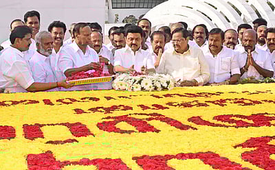 ஸ்டாலின் பிறந்தநாள்: கருணாநிதி நினைவிடத்தில் மரியாதை செலுத்தினார்