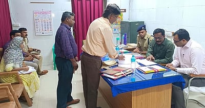 வாணியம்பாடி தாலுகா அலுவலகத்தில் தோ்தல் செலவின பாா்வையாளா் ஆய்வு