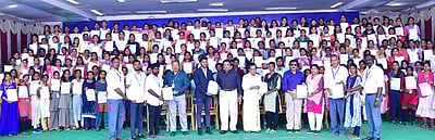 232 மாணவா்களுக்கு பணி ஆணை