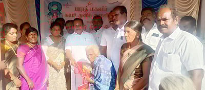 சாத்தான்குளத்தில் மகளிா் தின விழா