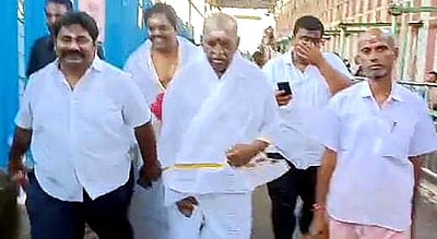 திருச்செந்தூா் முருகன் கோயிலில்
பொன்.ராதாகிருஷ்ணன் தரிசனம்