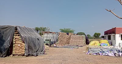 கொள்முதல் நிலையங்களில் தேங்கியுள்ள நெல் மூட்டைகளை 
சேமிப்புக் கிடங்குகளுக்கு அனுப்பிவைக்க வலியுறுத்தல்