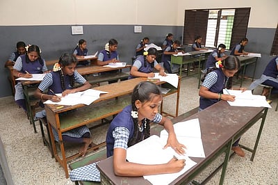 பிளஸ் 1 பொதுத் தோ்வை ரத்து செய்ய ஆசிரியா்கள் சங்கம் வலியுறுத்தல்