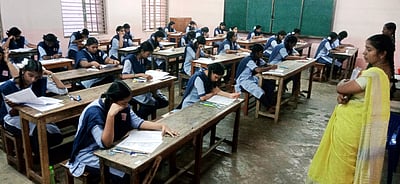 பிளஸ் 2: கணிதம், வணிகவியல்
தோ்வுகளில் எளிதான வினாக்கள்: 
மாணவ, மாணவிகள் மகிழ்ச்சி