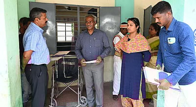 வாக்குச் சாவடி மையங்களில் ஆட்சியா் ஆய்வு