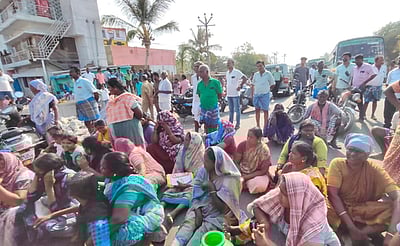 விநாயகா் சிலையை சேதப்படுத்தியவா்கள் மீது 
நடவடிக்கை எடுக்கக் கோரி சாலை மறியல்