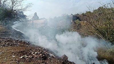 தஞ்சை பெரிய கோயில் அகழியில் தீ விபத்து!