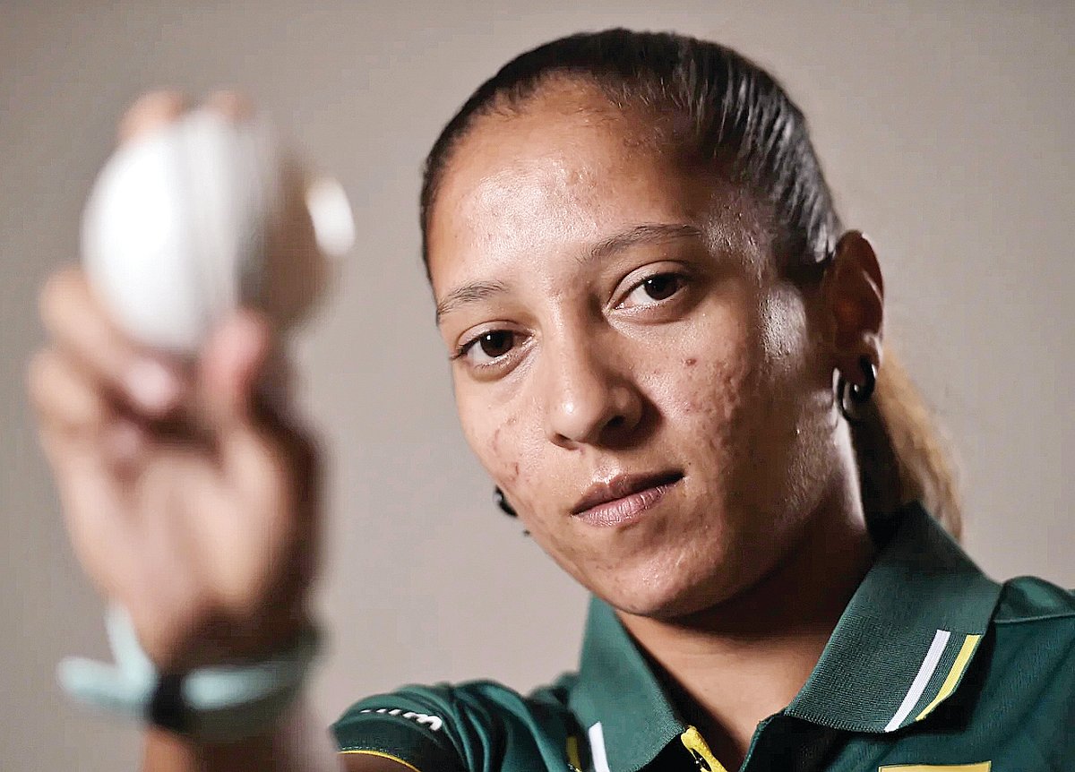 சூறாவளி பந்து வீச்சாளர்..!