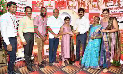 வாடிக்கையாளா்களுக்கு பரிசு