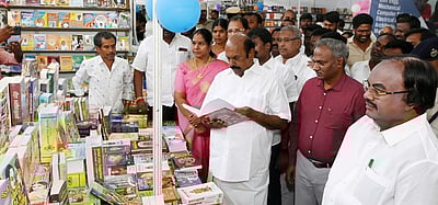 புத்தகங்கள் படிப்பதால் மன அழுத்தம் குறையும்: அமைச்சா் எ.வ.வேலு