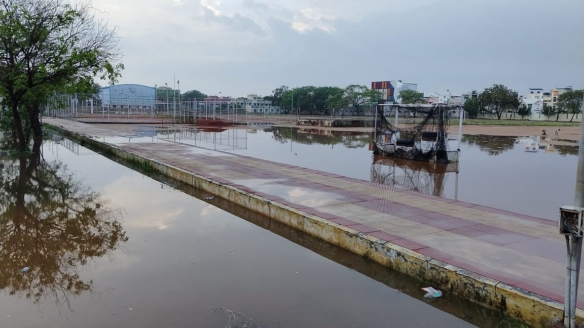 தூத்துக்குடியில் வெள்ளிக்கிழமை அதிகாலை திடீரென பலத்த மழை பெய்ததால் சாலை ஒரங்களில் தேங்கியிருக்கும் தண்ணீர்.