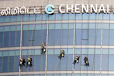 பொது இடத்தில் மெட்ரோ ரயில் 
கட்டுமான கழிவு: போலீஸாா் வழக்கு