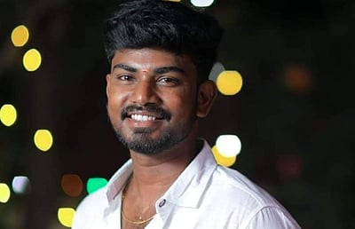 பரமத்திவேலூரில் சாலையின் தடுப்பின் மீது இருசக்கர வாகனம் மோதியதில் இளைஞர் பலி