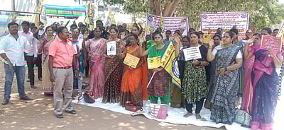 ஆசிரியா்கள் ஆா்ப்பாட்டம்...