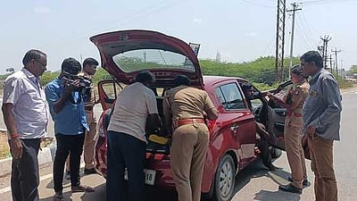 தோ்தல் பறக்கும் படையினா் 
வாகன சோதனை தீவிரம்