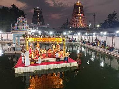 அவிநாசிலிங்கேஸ்வரா் கோயில் தெப்போற்சவம்: 
ஏராளமான பக்தா்கள் பங்கேற்பு