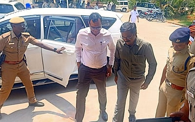 வேலூா் தொகுதி செலவின 
பாா்வையாளா் ஆம்பூரில் ஆய்வு