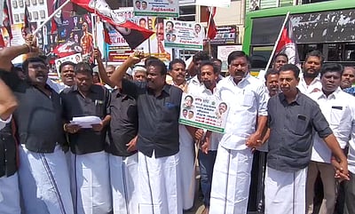 அதிமுக வினா் மனிதச் சங்கிலி போராட்டம்