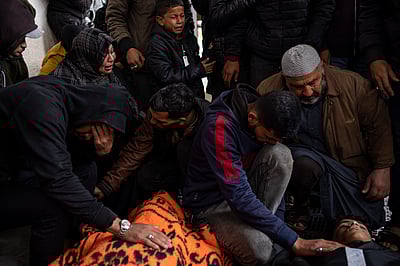 இஸ்ரேல் தாக்குதல் 28 பேர் பலி: மருத்துவமனைக்கு வெளியே இறுதி மரியாதை!