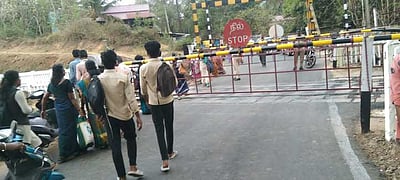 விரிகோடு ரயில்வே கேட் பழுது: போக்குவரத்து பாதிப்பு