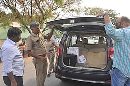 நேற்று முதல்வர் ஸ்டாலின்; இன்று அமைச்சர் துரைமுருகன்: பறக்கும் படை சோதனை