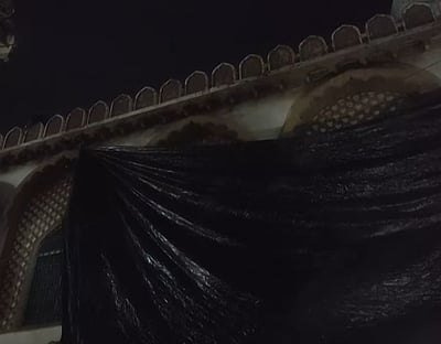 ஹோலி பண்டிகை: அலிகாரில் 2 மசூதிகளை தார்ப்பாய்கள் மூலம் மூடிய காவல்துறையினர்