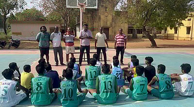 மாவட்ட அளவிலான கூடைப்பந்து விளையாட்டு வீரா்கள் தோ்வு