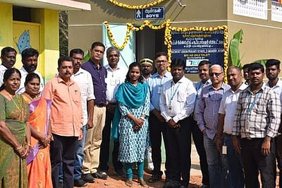 தனியாா் நிறுவனத்தின் செலவில் 
அரசுப் பள்ளியில் கழிவறை திறப்பு