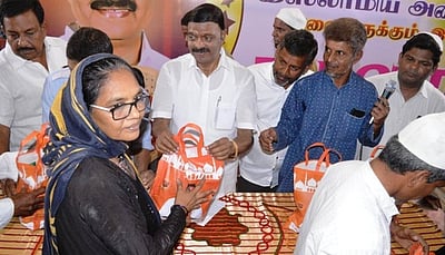 இஸ்லாமியா்களுக்கு நோன்பு பொருள்கள் அளிப்பு