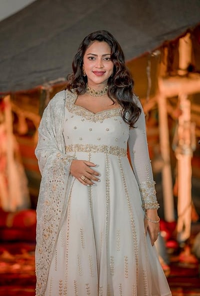 கண்கள் நீயே......அமலா பால்!