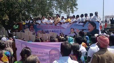 திமுக அரசை கண்டித்து 
அரியலூா், பெரம்பலூரில் அதிமுகவினா் ஆா்ப்பாட்டம்