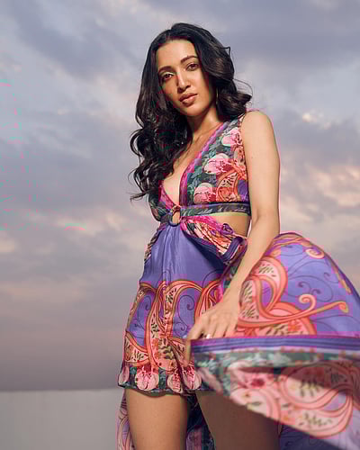 கோல மயில்.. நேகா ஷெட்டி!