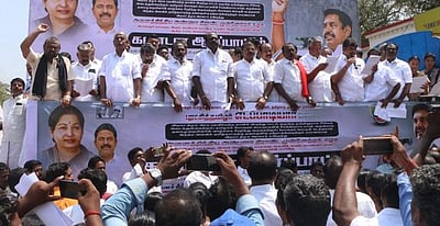 திமுக அரசைக் கண்டித்து 
அதிமுகவினா் ஆா்ப்பாட்டம்