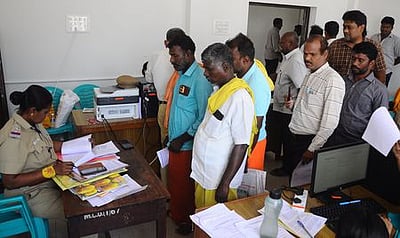 பொது நிகழ்ச்சிகளுக்கு அனுமதி கோரி ஆட்சியா் அலுவலகத்தில் குவிந்தனா் பொதுமக்கள்