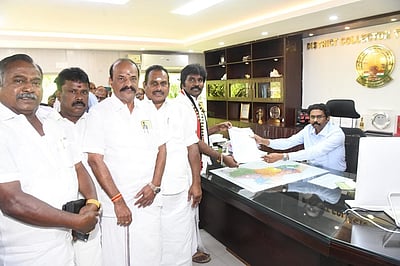 தூத்துக்குடி அதிமுக வேட்பாளர் வேட்பு மனு தாக்கல்!